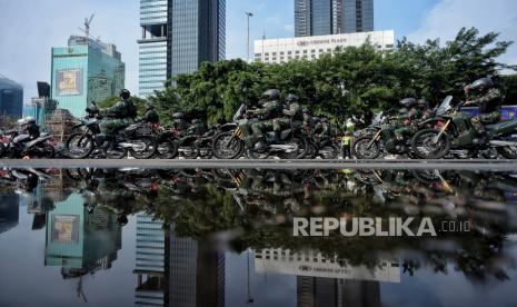 Personel gabungan dari TNI-Polri, Satpol PP, dan Dishub saat Apel bersama di lapangan Polda Metro Jaya, Jakarta, Senin (29/3). Apel persiapan patroli tersebut digelar dalam rangka mengamankan ibu kota pascaledakan yang terjadi di Gereja Katedral Makassar pada Ahad (28/3) lalu. Republika/ Thoudy Badai