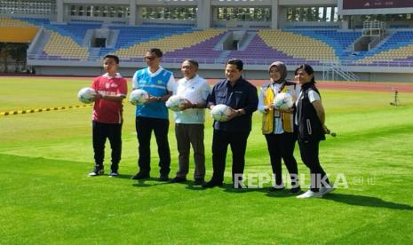 Erick Thohir, Ratu Tisha dan Menpora Zainudin Amali cek kesiapan stadion Manahan sebagai venue final piala dunia U20, Ahad (12/3/2023).