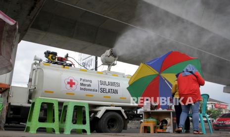 Petugas gabungan menyemprotkan cairan disinfektan di area publik di Kota Makassar, Sulawesi Selatan, Sabtu (20/6/2020). Pemerintah Kota Makassar mengerahkan sebanyak tiga ribu personel gabungan untuk melakukan penyemprotan cairan disinfektan secara massal di sejumlah area publik dalam rangka peningkatan upaya pencegahan penyebaran virus Corona baru (COVID-19) di daerah itu