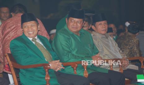 Presiden Susilo Bambang Yudhoyono (tengah sedang berbincang dengan Ketua DPP PPP Hamzah Haz (kiri), berssama dengan Gubernur DKI Sutoyoso sebelum pembukaan acara muktamar VI PPP di Jakarta, Selasa (30/1) malam.