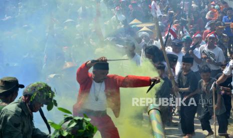 Komunitas Teater Jalanan mementaskan drama teaterikal perjuangan rakyat Bekasi yang digelar di jalan H Nausan, Sriamur, Kabupaten Bekasi, Jawa Barat, Kamis (17/8/2023). Teaterikal tersebut merefleksikan kisah perjuangan Laskar Hisbullah yang dipimpin KH Noer Ali dalam mempertahankan kemerdekaan Republik Indonesia menghadapi penjajahan Belanda. 