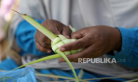  Seseorang membuat wadah ketupat. Kehadiran ketupat sudah ada sejak zaman Sunan Kalijaga (ilustrasi).