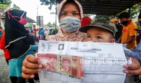 Warga menerima bantuan sosial (Bansos) tahap dua Provinsi Jawa Barat, di Kelurahan Harapan Jaya, Cibinong, Bogor, Jawa Barat, Kamis (23/7/2020). Pemerintah Provinsi Jawa Barat  menyatakan penyaluran  bansos tahap dua ini menyasar 1.392.407 Keluarga Rumah Tangga Sasaran (KRTS) non Data Terpadu Kesejahteraan Sosial (DTKS), untuk total besaran bantuan yaitu senilai  Rp500 ribu, dalam bentuk sembako  Rp350 ribu dan uang tunai Rp150 ribu. ilustrasi 