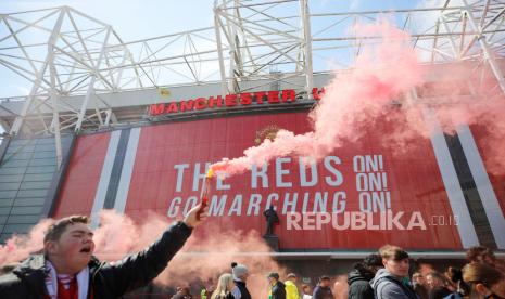 Penggemar Manchester United memprotes pemiliknya sebelum pertandingan Manchester United v Liverpool Premier League - Old Trafford, Manchester, Inggris , Ahad (2/5). Penggemar Manchester United memegang suar sebagai protes terhadap pemiliknya sebelum Manchester United v Liverpool.