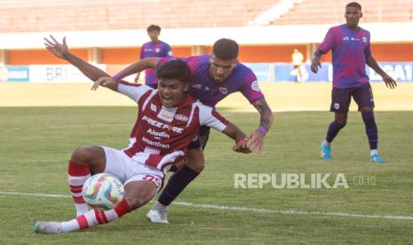 Pesepak bola Persis SoloRamadhan Sananta (kiri) berebut bola dengan pesepak bola Rans Nusantara Fancisco Pereira (kanan) pada pertandingan Liga 1 di Stadion Maguwoharjo, Sleman, DI Yogyakarta, Jumat (22/9/2023). A