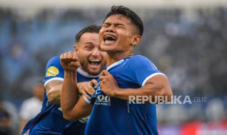 Pesepak bola Persib Bandung Dimas Drajad (kanan) melakukan selebrasi gol.