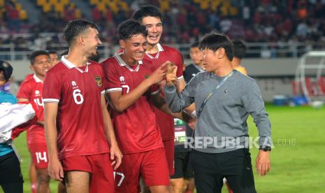 Pelatih Timnas Indonesia, Shin Tae Yong bersama pemain menghampiri suporter usai mengalahkan Turkmenistan pada pertandingan babak Kualifikasi Grup K AFC U23 Asian Cup 2024 di Stadion Manahan, Surakarta, Jawa Tengah, Selasa (12/9/2023). Indonesia memastikan lolos ke putaran Final Piala Asia U23 2024 usai mengalahkan Turkmenistan 2-0. Gol Timnas Indonesia dicetak oleh Ivar Jenner dan Pratama Arhan.