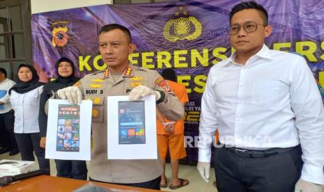 Kapolrestabes Bandung Kombes Pol Budi Sartono didampingi Kasatreskrim Kompol Agtha Bhuwana.