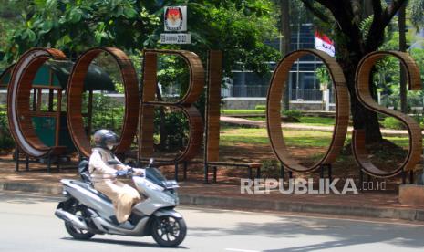 Pengendara motor melintas di depan ornamen bertuliskan COBLOS yang merupakan alat sosialisasi Pilkada Tangsel di Serpong, Tangerang Selatan, Banten, Selasa (22/9/2020). Kota Tangerang Selatan merupakan salah satu kota yang akan menggelar pesta demokrasi pemilihan Walikota dan Wakil Walikota pada Pilkada Serentak 9 Desember 2020.