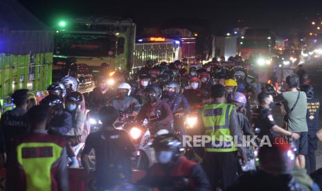 Kendaraan roda dua pemudik dihentikan petugas saat penyekatan arus mudik lebaran 2021 di Pos Polisi Gamon, Cikalongsari, Kec. Jatisari, Kabupaten Karawang, Jawa Barat, Sabtu (8/5). Sekitar 115 kendaraan roda dua diputarbalik karena tidak dilengkapi dengan dokumen perjalanan yang lengkap. Foto : Edwin Putranto/Republika