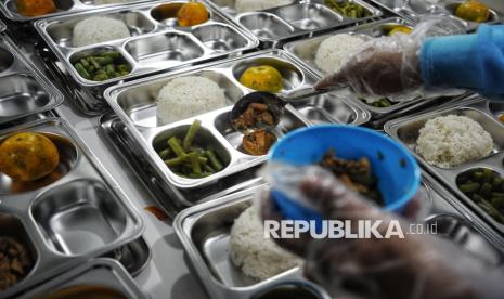 Para pekerja menyiapkan Makanan Bergizi Gratis (MBG) (ilustrasi).  Kepala Kantor Komunikasi Kepresidenan, Hasan Nasbi mengatakan Badan Gizi Nasional (BGN) memperkuat SOP MBG.