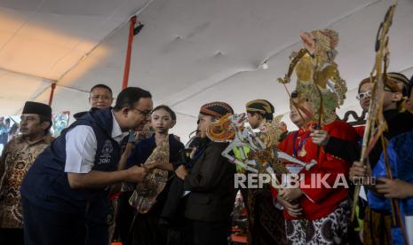 Gubernur DKI Jakarta Anies Baswedan berbincang dengan dalang cilik pada pembukaan Festival Dalang Anak Nasional ke-15 di Kota Tua, Jakarta, Kamis (22/9/2022). Festival tersebut melombakan dalang wayang anak-anak berusia 8 hingga 15 tahun dari 9 provinsi yang berlangsung hingga Sabtu (24/9/2022). Republika/Putra M. Akbar