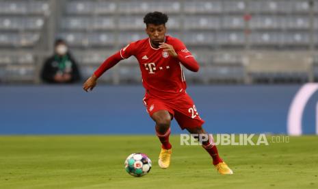  Kingsley Coman dari Bayern Munich berlari dengan bola selama pertandingan sepak bola Bundesliga Jerman antara FC Bayern Munich dan SV Werder Bremen di Allianz Arena di Munich, Jerman, 21 November 2020.