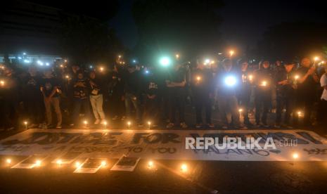 Gabungan suporter berdoa bersama  untuk korban tragedi Kanjuruhan di Stadion Mandala Krida, Yogyakarta, Selasa (4/10/2022). Acara shalat ghaib dan doa bersama untuk korban jiwa Aremania dihadiri oleh tiga suporter besar PSIM Yogyakarta, PSS Sleman, dan Persis Solo. Kesempatan ini merupakan kali pertama tiga suporter bertemu pada kesempatan yang sama. Sekaligus menjadi titik temu perdamaian antarsuporter PSIM Yogyakarta, PSS Sleman, dan Persis Solo yang selama ini memiliki rivalitas.