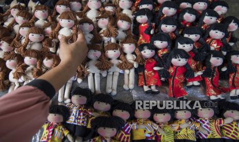 Pekerja menata susunan boneka saat produksi boneka karakter Circa Handmade di Cihanjuang, Kabupaten Bandung Barat, Jawa Barat, Selasa (2/12/2020). Bank Rakyat Indonesia menarget untuk meningkatkan kontribusi penyaluran kredit kepada sektor UMKM menjadi 85 persen dan hingga September 2020 BRI berhasil mengalokasikan kredit untuk UMKM menjadi 80 persen dari total penyaluran kredit senilai Rp.935,35 triliun. 