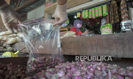 Petugas Dinas Ketahanan Pangan (Dishanpan) Provinsi Jawa Tengah, mengambil sampel bawang merah untuk dilakukan uji lab di Pasar Segamas Purbalingga, Jateng, Rabu (7/4/2021). Selama PPKM Mikro pasar tradisional dan toko modern di Purbalingga hanya boleh buka hingga pukul 21: 00 WIB.