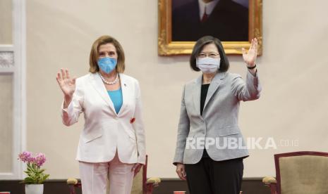  Dalam foto yang dirilis oleh Kantor Kepresidenan Taiwan, Ketua DPR AS Nancy Pelosi, kiri, dan Presiden Taiwan Tsai Ing-wen melambai selama pertemuan di Taipei, Taiwan, Rabu, 3 Agustus 2022. Ketua DPR AS Nancy Pelosi, bertemu pejabat tinggi di Taiwan meskipun ada peringatan dari China, mengatakan pada hari Rabu bahwa dia dan para pemimpin kongres lainnya dalam delegasi yang berkunjung menunjukkan bahwa mereka tidak akan meninggalkan komitmen mereka terhadap pulau yang memiliki pemerintahan sendiri itu.