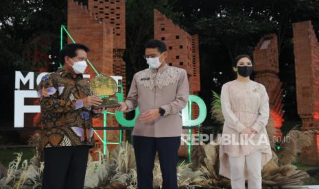 Direktur Utama BSI Hery Gunardi, Menteri Pariwisata & Ekonomi Kreatif Sandiaga Salahuddin Uno dan Wakil Menteri Pariwisata & Ekonomi Kreatif Angela Tanoesoedibjo (dari kiri) memberikan plakat usai melakukan penandatanganan kerjasama MoU dalam rangkaian kegiatan Celebration Day Modest Fashion Founders Fund (MFFF) 2021, Rabu (5/5). Kemenparekraf dan BSI berkomitmen untuk terus mendorong pengembangan UMKM, dan menjadi lembaga keuangan syariah yang bisa diandalkan sebagai mitra pemberdayaan pelaku usaha bersifat inklusif serta universal. Foto: Tahta Aidilla/Republika.