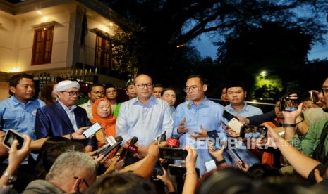 Ketua Koordinator Nasional Pejuang PPP Witjaksono (kanan) didampingi Ketua TKN Prabowo Gibran Rosan Roeslani (kedua kanan) menyampaikan keterangan pers di Kediaman Prabowo Subianto Jalan Kertanegara, Jakarta, Rabu (10/1/2024). Pertemuan tersebut membahas terkait pemenangan Prabowo Gibran dalam satu putaran serta membahas terkait target 4 persen parliamentary threshold atau ambang batas parlemen PPP pada Pemilu Legislatif (Pileg) 2024.