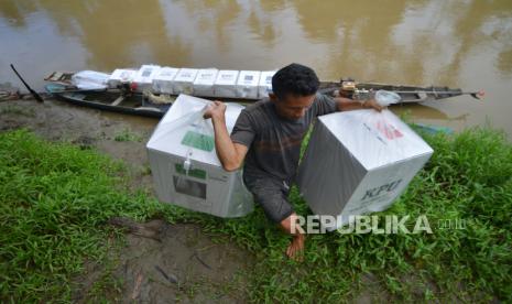 Warga memindahkan logistik Pemilu 2024 dari pompong (perahu mesin tempel) di pedalaman Desa Madobag, Siberut Selatan, Kabupaten Kepulauan Mentawai, Sumatera Barat, Kamis (15/2/2024). KPU Kabupaten Kepulauan Mentawai mulai mendistribusikan kembali logistik pemilu dari sejumlah TPS terjauh di kecamatan tersebut menggunakan pompong kemudian dikumpulkan di kantor desa sebelum dibawa ke gudang PPK di Muaro Siberut. 