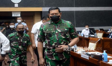 Kepala Staf Angkatan Laut (Kasal) Laksamana TNI Yudo Margono bersiap mengikuti rapat kerja bersama Komisi I DPR di kompleks Parlemen, Jakarta, Kamis (24/3/2022). Rapat tersebut membahas permohonan persetujuan penjualan barang milik negara berupa kapal Eks KRI Teluk Sampit-515 pada Kementerian Pertahanan.Prayogi/Republika.