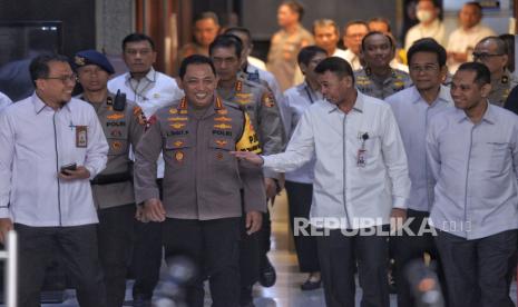 Ketua KPK Sementara Nawawi Pomolango berjalan bersama Kapolri Jenderal Listyo Sigit Prabowo untuk memberikan keterangan pers usai melakukan penandatangan kerjasama antara KPK dan Polri di Gedung Merah Putih KPK, Jakarta, Senin (4/12/2023). Penandatangan kerjasama tersebut dalam rangka penguatan sinergi antar lembaga penegak hukum untuk menuntaskan kerja pemberantasan korupsi. Sebelumnya KPK juga telah melakukan penandatangan kerjasama serupa degan Kejaksaan Agung.