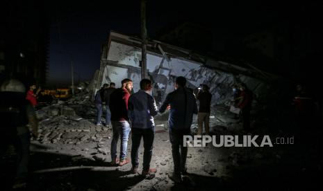 Palestina memeriksa menara Hanadi yang hancur setelah serangan udara Israel di Kota Gaza, 11 Mei 2021. Setidaknya satu wanita tewas setelah 130 roket yang ditembakkan oleh Hamas dari Jalur Gaza jatuh di Tel Aviv dan kota-kota tetangga Israel. 