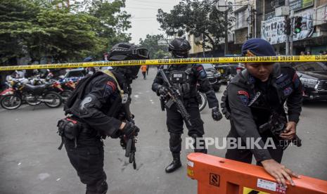 Petugas kepolisian memasang water barier di dekat lokasi terjadinya ledakan yang diduga bom bunuh diri di area Polsek Astana Anyar, Jalan Astana Anyar, Kota Bandung, Rabu (7/12/2022). Kabid Humas Polda Jabar Kombes Pol Ibrahim Tompo mengatakan, jumlah korban dalam peristiwa tersebut sebanyak 10 orang, dengan rincian 1 pelaku meninggal, 1 polisi meninggal, 4 orang luka ringan dan 4 orang luka berat. Republika/Abdan Syakura