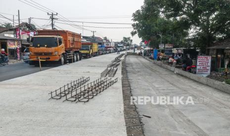 Pekerja menyelesaikan perbaikan jalan di Cikande, Kabupaten Serang, Banten, Kamis (3/8/2023). Pemerintah menyiapkan anggaran Rp15 triliun untuk perbaikan jalan daerah di Indonesia pada tahun 2024.  