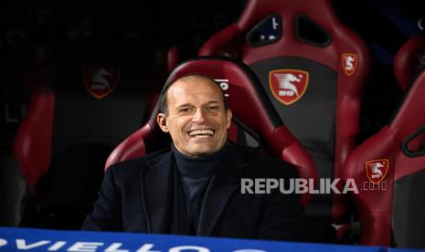 Pelatih Juventus Massimiliano Allegri tertawa pada pertandingan sepak bola Serie A Italia Salernitana AS vs Juventus FC di stadion Arechi di Salerno, Italia, Rabu (8/2/2023) dini hari WIB.