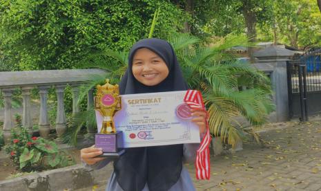 Siswi SMA Muhammadiyah 1 Ngawi Sabet Juara Puisi Nasional 2022