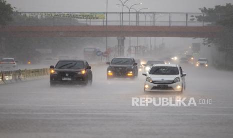 Sejumlah kendaraan melintas jalan tol Cipali, Palimanan, Cirebon, Jawa Barat, Selasa (26/12/2023).