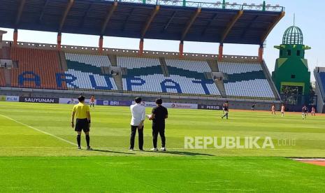 Presiden Joko Widodo saat meninjau Stadion Si Jalak Harupat, Kabupaten Bandung, Jawa Barat, Rabu (12/7/2023). 