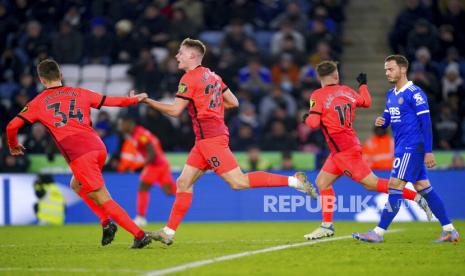  Evan Ferguson (kedua kiri) merayakan gol kedua mereka dalam pertandingan sepak bola Liga Premier Inggris antara Leicester City dan Brighton & Hove Albion di Stadion King Power, Leicester, Inggris. 