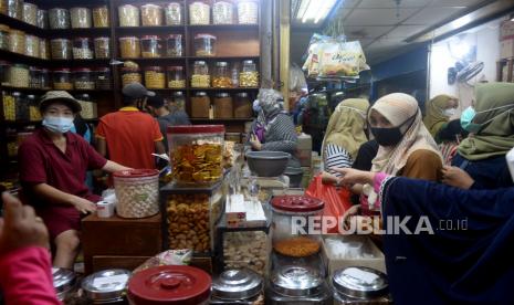 Warga membeli kue kering di salah satu pusat penjualan kue di pasar Jatinegara, Jakarta, Sabtu (8/5). Dibandingkan dengan tahun 2020 lalu dimana permintaan kue kering merosot tajam, kini ditahun 2021 permintaan kue kering jelang lebaran mengalami kenaikan permintaan hingga 80 persen. Harga kue kering dan aneka makanan ringan tersebut dijual mulai Rp160 ribu hingga Rp180 ribu perkilo tergantung jenisnya.Prayogi/Republika