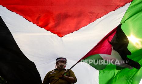 Massa menggelar Aksi Bela Palestina di depan Gedung Kedutaan Besar Amerika Serikat di Jakarta, Kamis (20/5). Dalam aksi tersebut, massa aksi mendukung pembebasan Palestina serta mengecam tindakan kekerasan yang dilakukan tentara Israel atas serangan kepada rakyat Palestina. Republika/Thoudy Badai