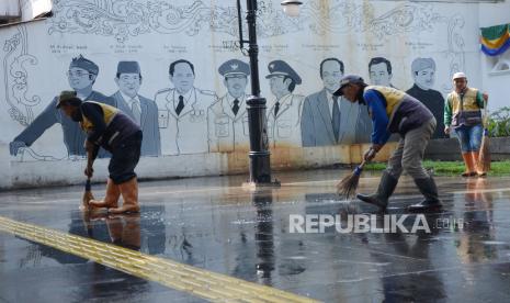 Kegiatan Beresih Bandung Jilid 3 rangkaian menyambut Hari Jadi Kota Bandung (HJKB) ke-211, di Kawasan Alun-alun Kota Bandung, Selasa (21/9). Kegiatan ini melibatkan seluruh stakeholder dari mulai ASN, komunitas hingga kelompok masyarakat. Beresih Bandung dilaksanakan serentak di semua taman dan semua wilayah, kecamatan, kelurahan sampai ke tingkat RW. Kegiatan tersebut diharapkan menjadi kebiasaan warga untuk menjaga Kota Bandung untuk tetap bersih. (Ilustrasi)