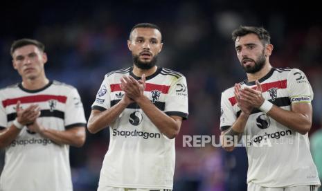 Pemain Manchester United Bruno Fernandes, Noussair Mazraoui, Manuel Ugarte usai pertandingan antara Crystal Palace dan Manchester United sepak bola Liga Premier Inggris di Selhurst Park di London, Sabtu (21/9/2024). Manchester United hanya mampu bermain imbang dengan skor 0-0