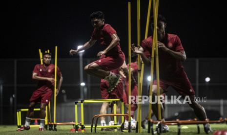 Pemain Timnas Indonesia mengikuti latihan di lapangan latih Jakarta International Stadium (JIS), Jakarta, Kamis (23/3/2023). Latihan tersebut sebagai persiapan Timnas Indoensia jelang bertanding melawan Timnas Burundi dalam FIFA Matchday di Stadion Patriot Candrabhaga, Bekasi, pada Sabtu (25/3) dan Selasa (28/3). ANTARA FOTO/Aprillio Akbar/YU