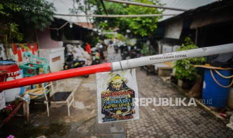 Papan tanda zona merah yang terpasang di salah satu akses masuk wilayah RW 03, Kelurahan Kebon Manggis, Jakarta, Rabu (15/7). Jumlah rukun warga (RW) yang termasuk Wilayah Pengendalian Khusus (WPK) zona merah COVID-19 bertambah sebanyak tiga RW menjadi 30 RW yang tersebar di beberapa daerah di DKI Jakarta.