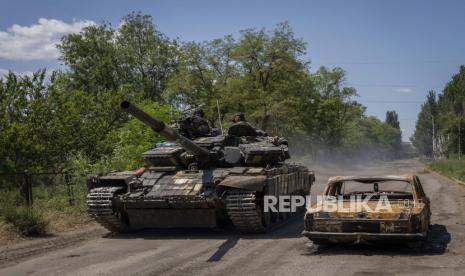 Prajurit Ukraina mengendarai tank di dekat garis depan di wilayah Donetsk, Ukraina timur, Senin, 6 Juni 2022. Rusia telah menyerahkan 210 jenazah prajurit Ukraina ke Kiev.