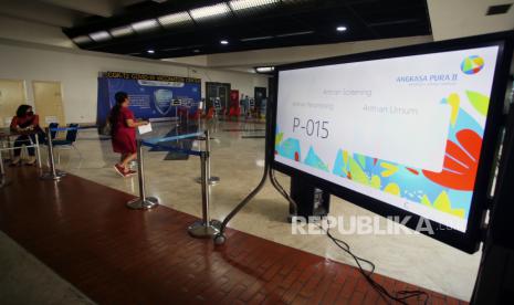 Seorang calon penumpang mengikuti vaksinasi booster COVID-19 di Terminal 2 Bandara Soekarno Hatta, Tangerang, Banten, Jumat (8/7/2022). PT Angkasa Pura cabang Bandara Soetta membuka gerai vaksin COVID-19 untuk mempermudah calon penumpang yang belum melakukan vaksinasi booster yang rencananya akan menjadi syarat wajib untuk bepergian dengan pesawat terbang. 