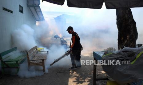 Petugas melakukan pengasapan (fogging) untuk mengantisipasi penyebaran wabah demam berdarah dengue. Warga Bantul diminta untuk mewaspadai kemungkinan meningkatnya kasus demam berdarah dengue di tengah pandemi Covid-19. 