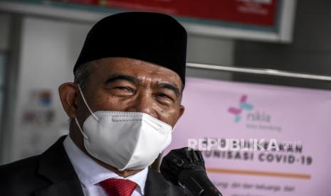 Menteri Koordinator Bidang Pembangunan Manusia dan Kebudayaan (Menko PMK) Muhadjir Effendy memberikan keterangan pers saat kunjungan kerja di Rumah Sakit Khusus Ibu dan Anak (RSKIA), Kota Bandung, Rabu (16/6). Dalam kunjungan kerja tersebut, Muhadjir Effendy beserta jajaran meninjau infrastruktur dan fasilitas penanganan Covid-19 khususnya untuk ibu hamil dan anak di RSKIA serta memberikan bantuan berupa 70 set baju hazmat dan 800 masker. Foto: Republika/Abdan Syakura