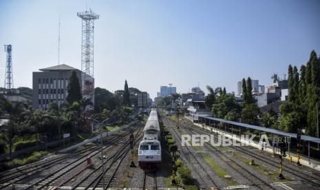 Rangkaian kereta api melintas menuju Stasiun Bandung, Kota Bandung, Jawa Barat, Selasa (16/5/2023). PT Kereta Api Indonesia (KAI) akan memperbaharui Grafik Perjalanan Kereta Api (Gapeka) mulai 1 Juni 2023. Manajer Humas PT KAI Daop 2 Bandung Mahendro Trang Bawono mengatakan, pada Gapeka 2023 terdapat percepatan waktu tempuh perjalanan KA Jarak Jauh keberangkatan wilayah Daop 2 Bandung sebesar total 214 menit per hari.