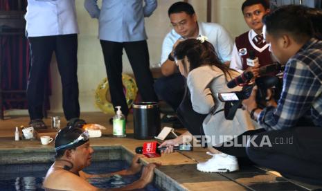 Election number 2, Prabowo Subianto swims after his birthday, at his private residence, Bukit Hambalang, Bojong Koneng Village, Bogor Regency, Wednesday (14/2/2024).