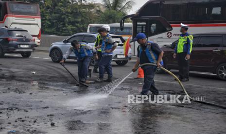 Suasana dilokasi kejadian kecelakaan di Tol Jakarta-Cikampek Km 58, Karawang, Jawa Barat, Senin (8/4/2024). Kecelakaan yang terjadi di jalur contraflow tersebut melibatkan dua minibus dan sebuah bus yang mengakibatkan 9 orang tewas dan 2 orang luka berat.