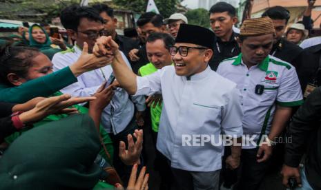 Calon Wakil Presiden nomor urut 1 Muhaimin Iskandar menyalami warga (ilustrasi).  Cak Imin akan berangkat ke arena debat bersama Anies 