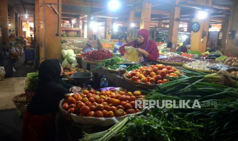 Pedagang melayani pembeli sayuran di Pasar Beringharjo, Yogyakarta, beberapa waktu lalu.