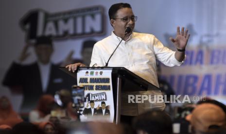 Calon Presiden (Capres) nomor urut 1 Anies Baswedan menyampaikan orasi saat Kampanye Bersama Partai, Relawan dan Masyarakat di Sudirman Grand Ballroom, Bandung, Jawa Barat, Rabu (29/11/2023). Kampanye yang dihadiri oleh ribuan pendukungnya itu, Anies Baswedan menjanjikan adanya perubahan dari berbagai sektor mulai harga sembako, kemudahan lapangan pekerjaan dan perubahan atas permasalahan Kredit Perumahan Rakyat (KPR).